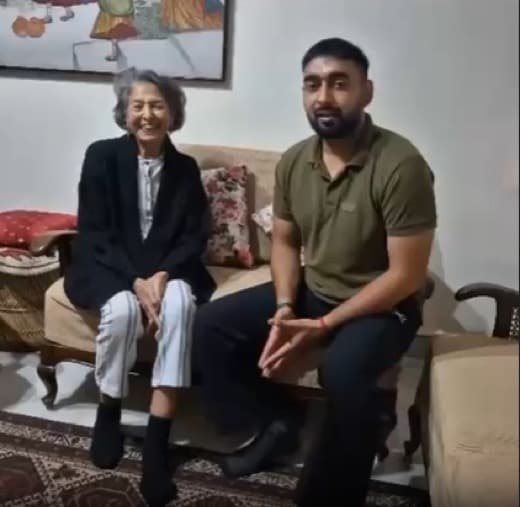 A Move U Go client seated with her Move U Go expert at home