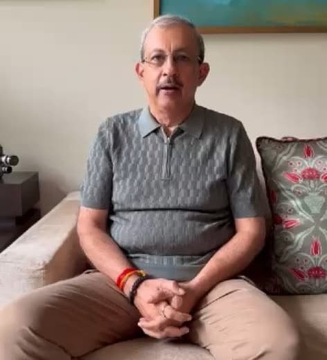 A senior Move U Go client at home sharing his experience
